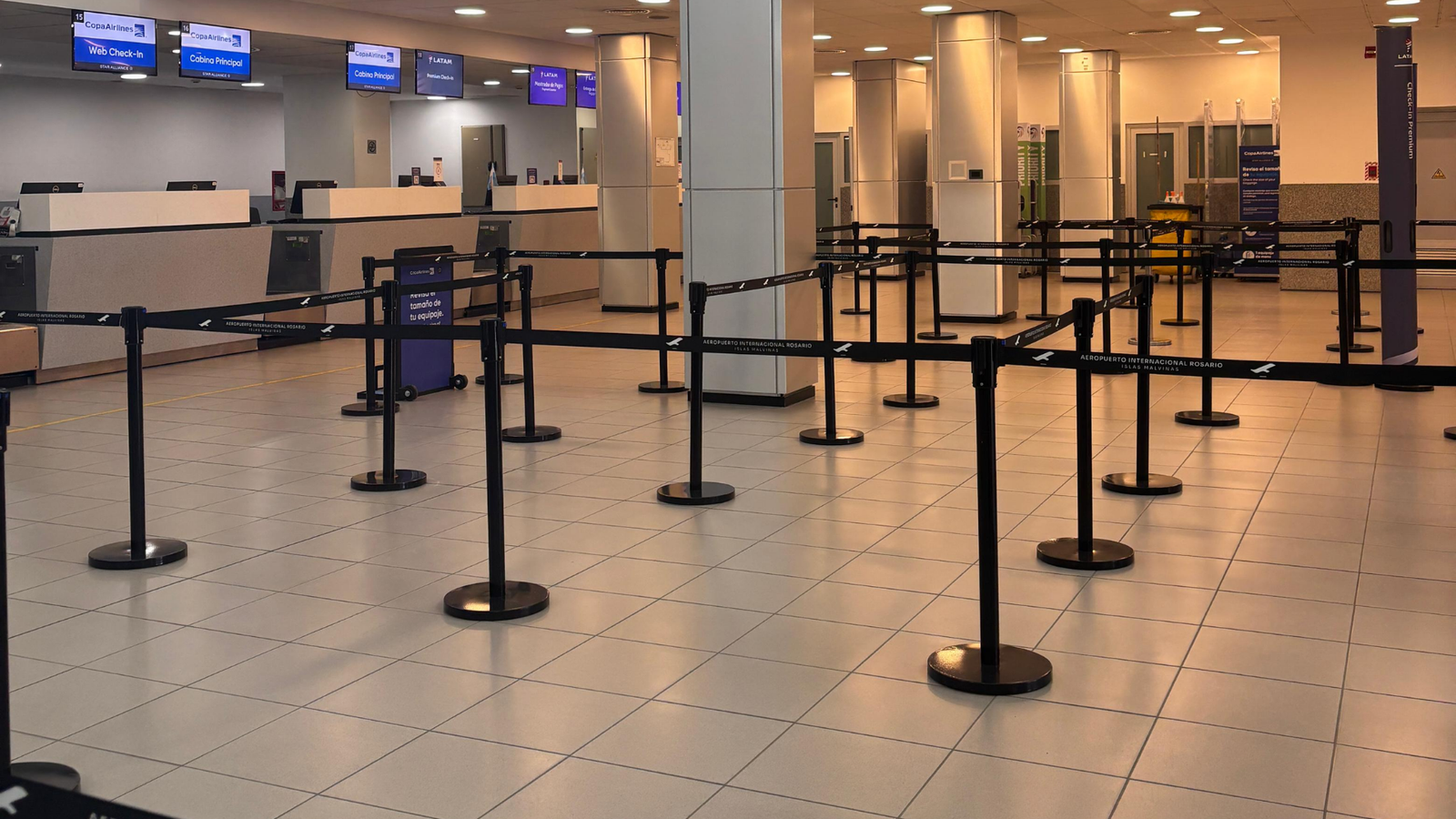 Columna ordenadora de fila con cinta retractil